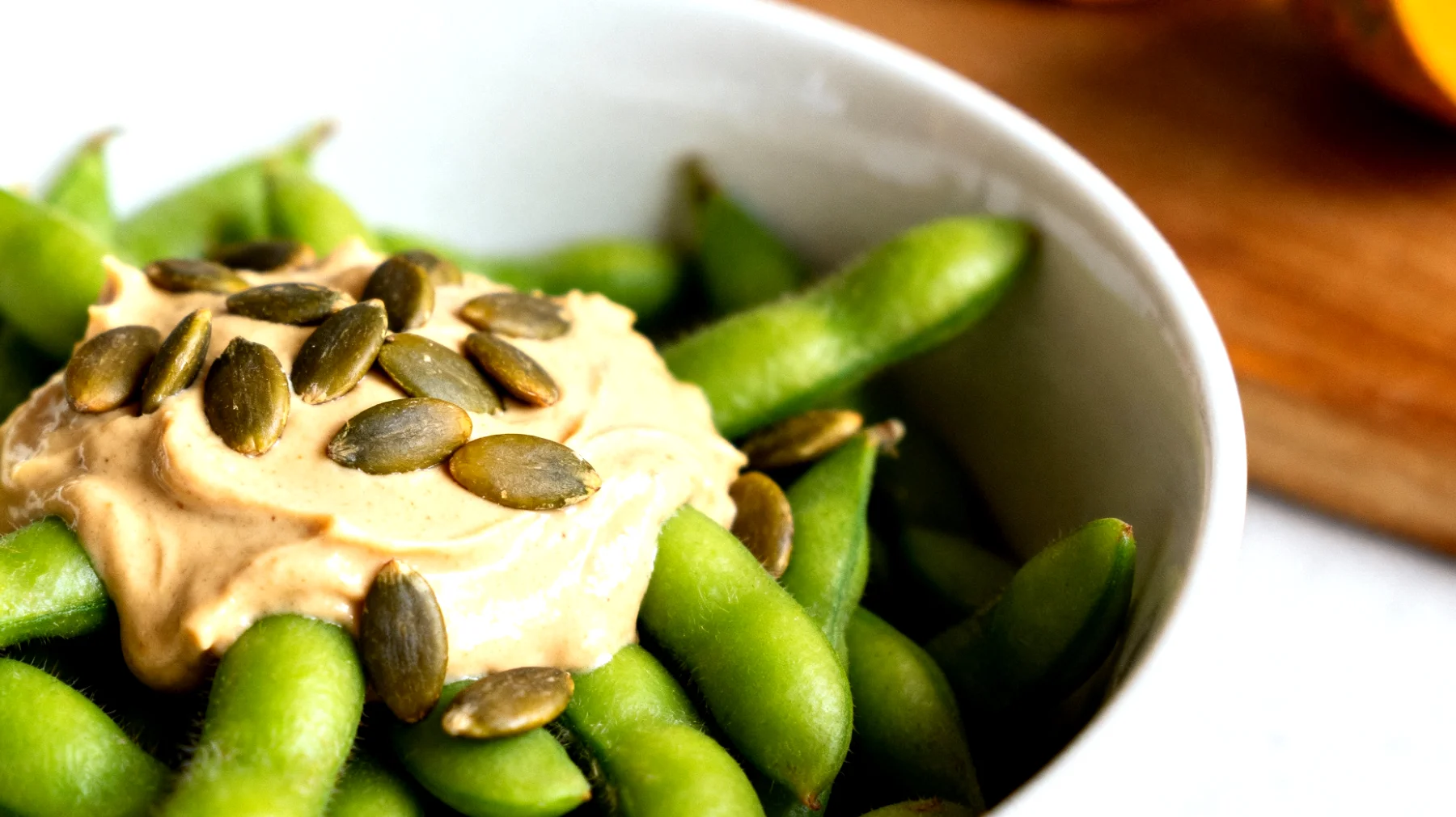 Edamame con crema di tahini e semi di zucca"