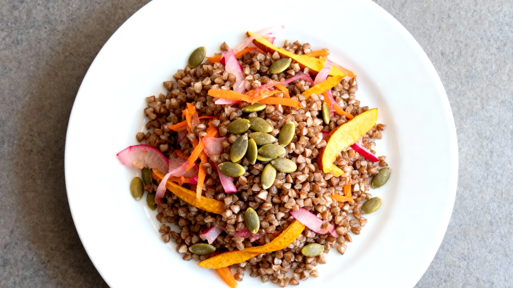 Insalata di grano saraceno con verdure fermentate e semi di zucca"