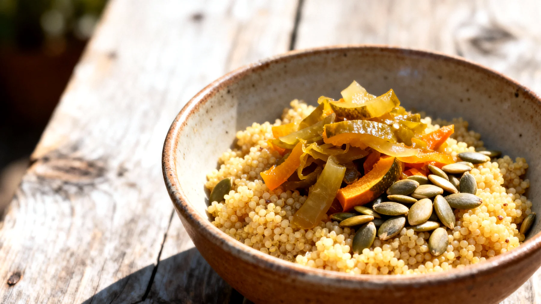 Insalata di miglio con verdure fermentate e semi di zucca"