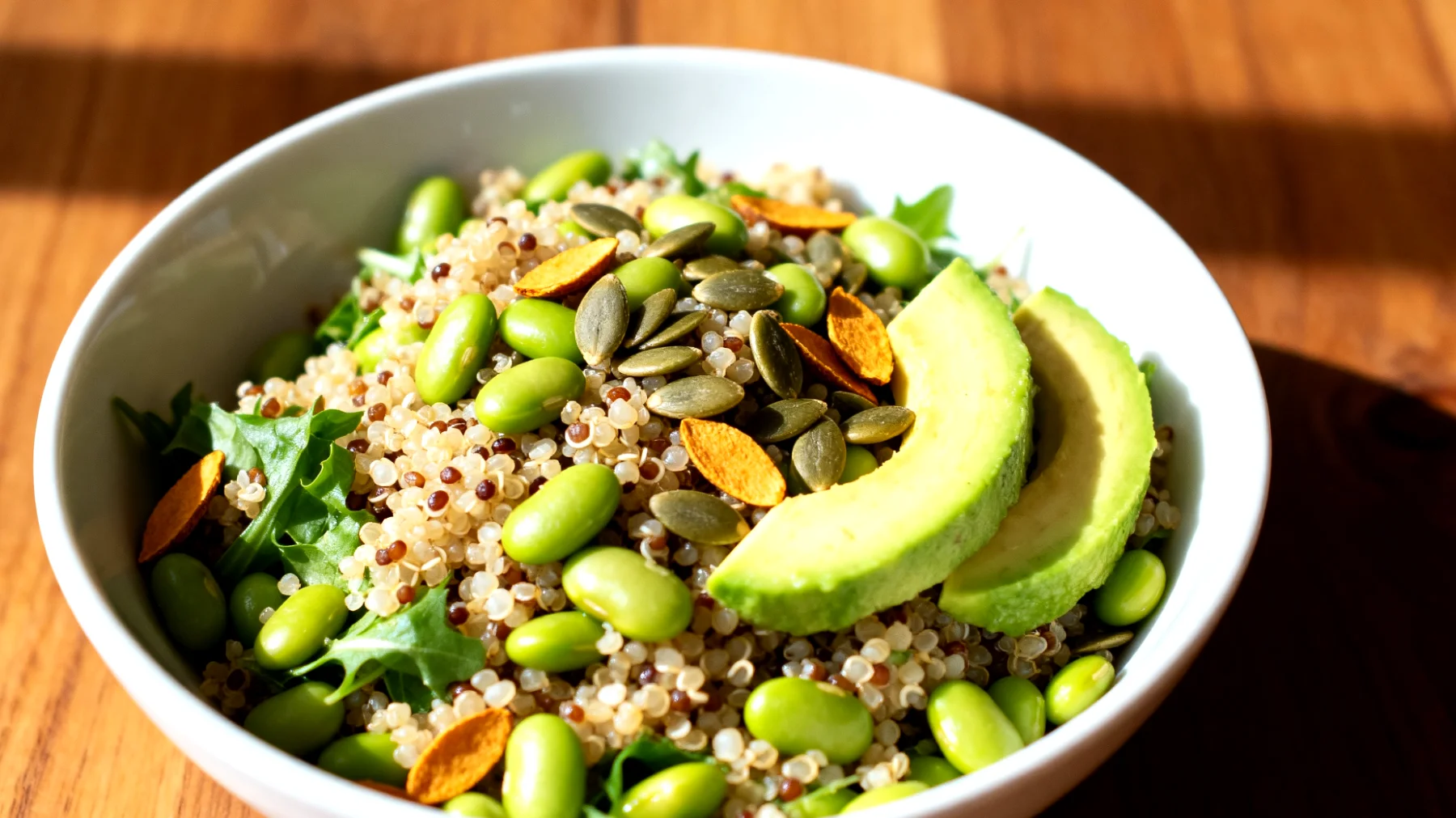 Insalata di quinoa con edamame, avocado e semi di zucca"