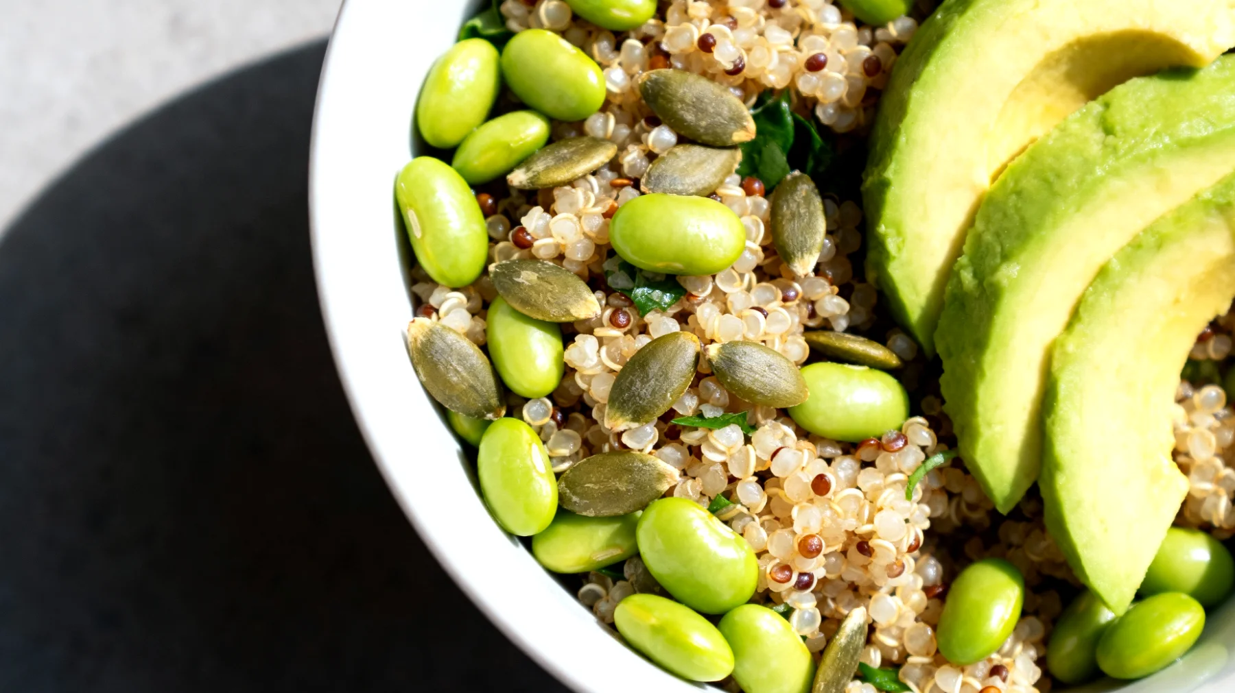 Insalata di quinoa con edamame, semi di zucca e avocado"