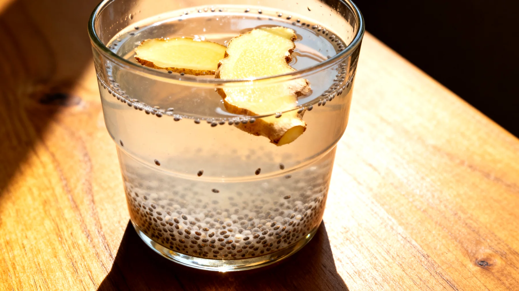 Kefir d'acqua con semi di chia e zenzero fresco"