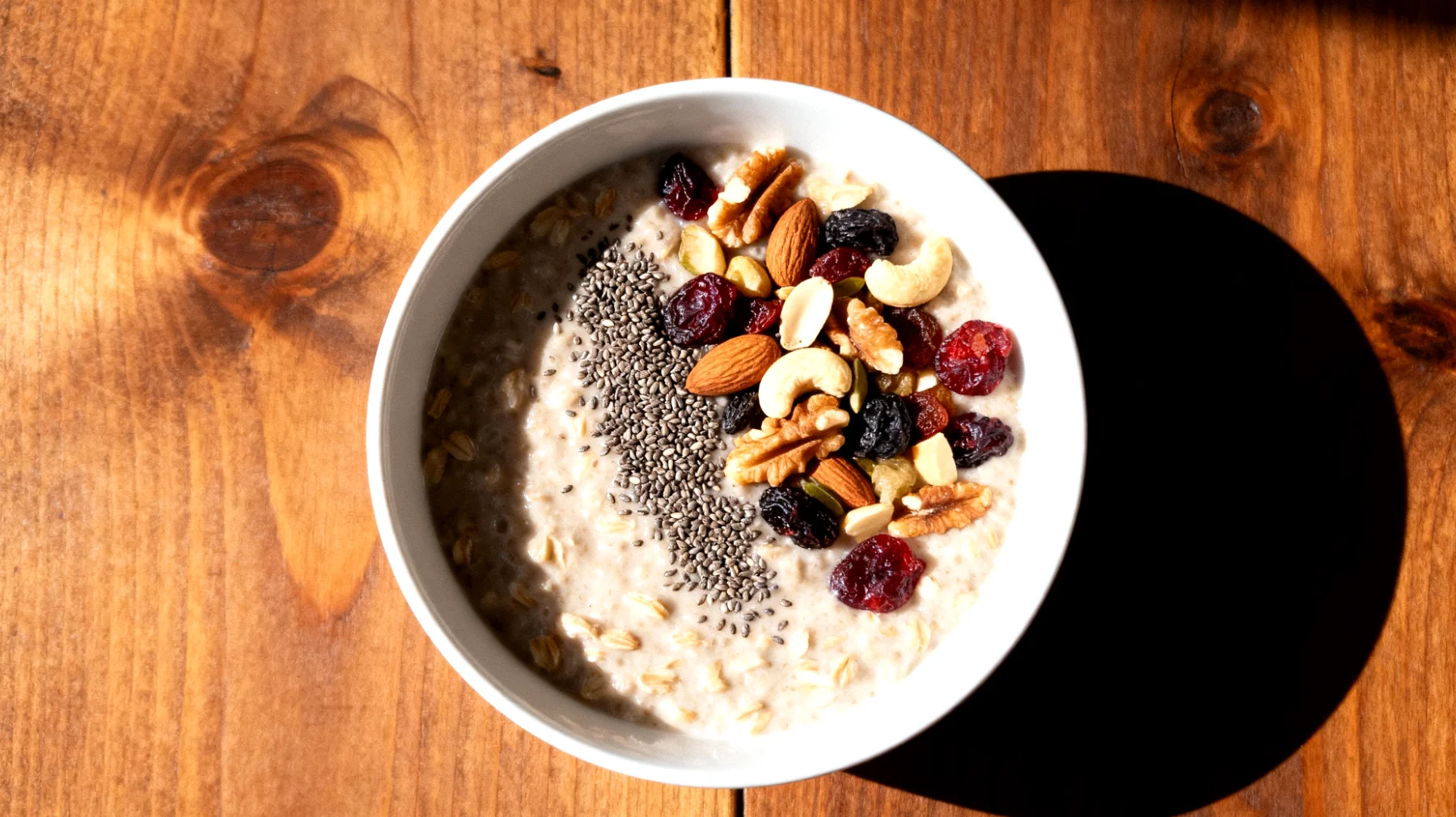 Porridge di avena con semi di chia e frutta secca"