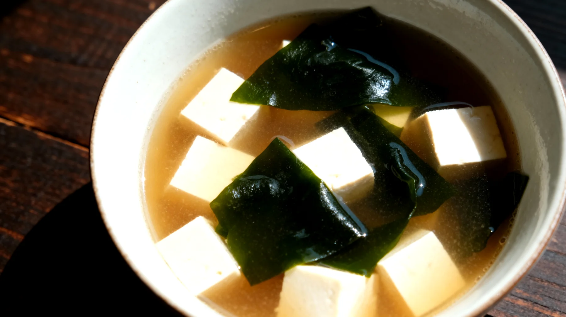 Zuppa di miso con wakame e tofu"
