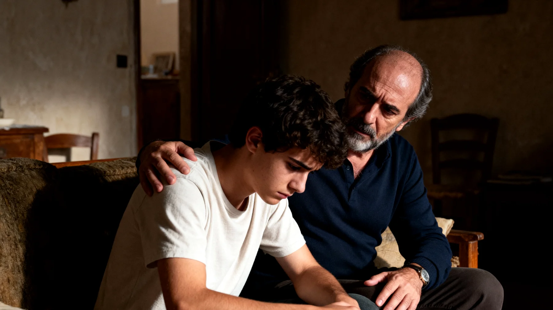 Papà cerca di aiutare il figlio giovane adulto a gestire la frustrazione di fronte a insuccessi lavorativi, sentimentali o personali, ma si sente impotente di fronte a reazioni eccessive o comportamenti autodistruttivi"